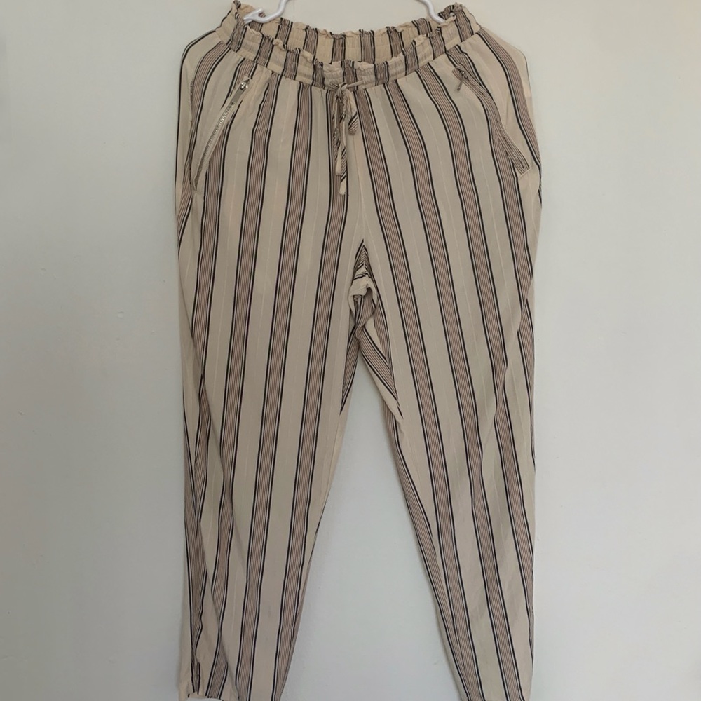 pants with elastic top that knots into a bow, has pockets with zippers